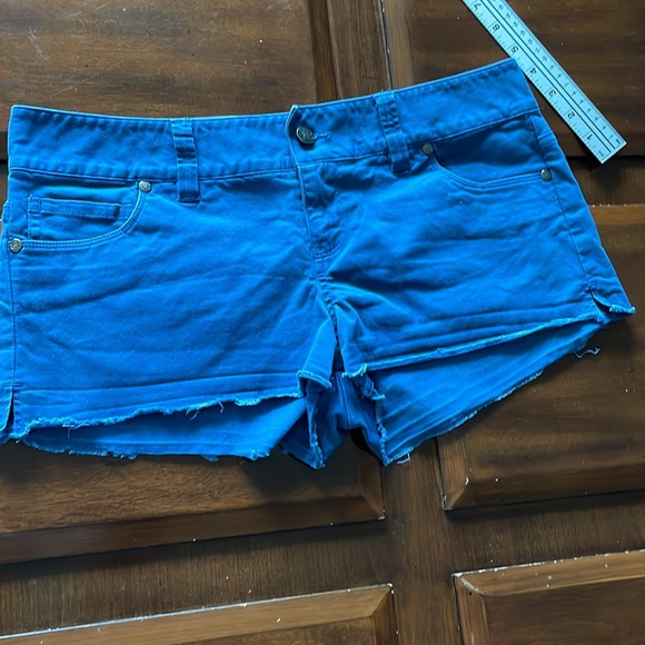 Women’s size 8 blue Under Armour semi fitted shorts - Picture 3 of 9